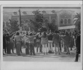 Fotografía manifestación de jóvenes en el Campus Oriente de la UC