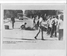 Fotografía de estudiantes y pobladores en manifestación