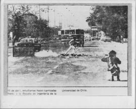 Fotografía de barricadas en la Escuela de Ingeniería U.de Chile