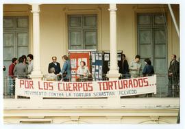 Magdalena junto a un Cartel en el Liceo Blas Cañas