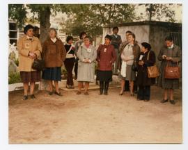 Mujeres de la AFDD en el cementerio