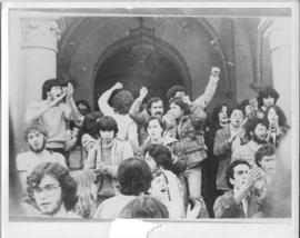 Fotografía concentración de jóvenes en el Campus Oriente de la UC