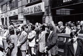 Fotografía de transeúntes observando la manifestación