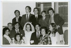 Sergio Reyes junto a su familia. Matrimonio de su prima