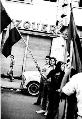 Jóvenes con banderas en manifestación del FTR