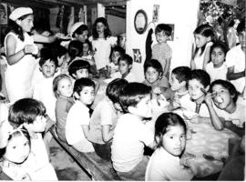 Fotografía de niños y niñas en comedor popular