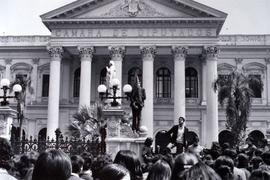 Fotografía de estudiantes secundarios frente al Congreso Nacional