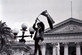 Fotografía de estudiante con bandera frente al Congreso Nacional