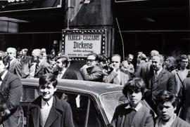 Fotografía de transeúntes observando la manifestación