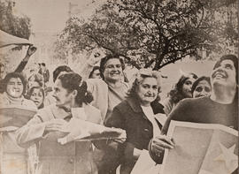 Fotografía de mujeres pobladoras en manifestación