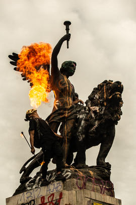 Fuego en la estatua