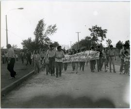 Manifestantes con lienzo