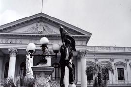 Fotografía de estudiante con bandera frente al Congreso Nacional