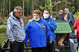 Erna Guzmán, hermana de Próspero junto a otras personas en la actividad de homenaje a Próspero Gu...