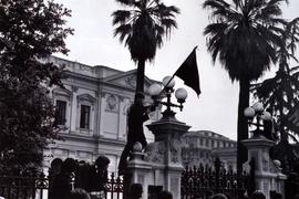 Fotografía de estudiantes secundarios en el frontis del Congreso Nacional