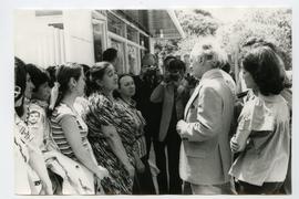 Ana González hablando con hombres