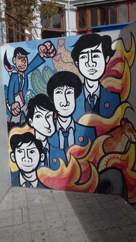 Mural en homenaje a los estudiantes del Liceo de Aplicación caídos en dictadura