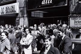 Fotografía de transeúntes observando la manifestación