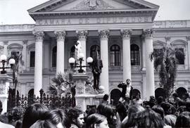 Fotografía de estudiantes secundarios frente al Congreso Nacional