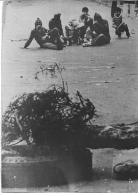 Fotografía de jóvenes con barricadas en jornada de protesta