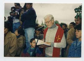 Padre Mariano Puga leyendo