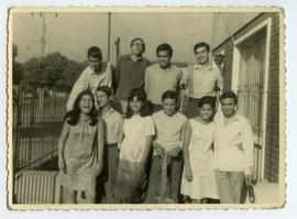 Sergio junto a un grupo de amigos y amigas