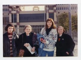 Mujeres fuera del congreso