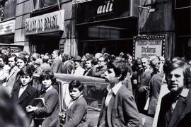 Fotografía de transeúntes observando la manifestación