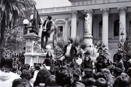 Fotografía de estudiantes secundarios en el frontis del Congreso Nacional