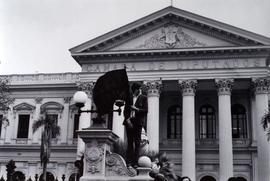 Fotografía de estudiante con bandera frente al Congreso Nacional