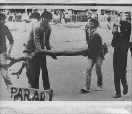 Fotografía de jóvenes preparando barricadas