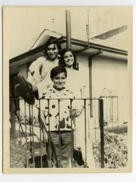 Sergio junto a una amiga y su hermano