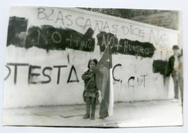 Verónica Reyes sosteniendo la Bandera de Chile en una manifestación