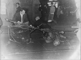 Fotografía de hombre golpeando a Carabinero