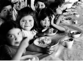 Fotografía de niños y niñas  en comedor popular