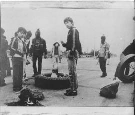 Fotografía de jóvenes con barricadas en jornada de protesta