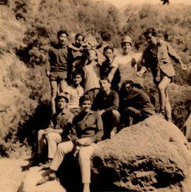 Grupo de jóvenes en un paseo