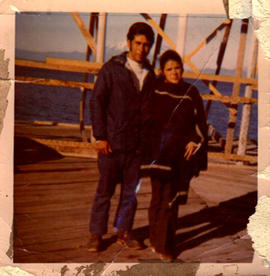 Pedro Poblete en un muelle