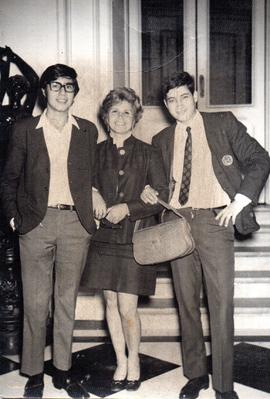 Carlos Salcedo con su madre en el Teatro Municipal