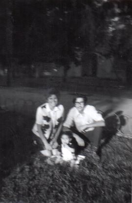 Carlos Salcedo junto a su madre e hijo